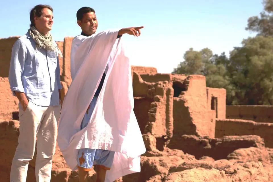 Halim Sbai, guide des espaces naturels, devant un ksar en pisé de la vallée du Drâa