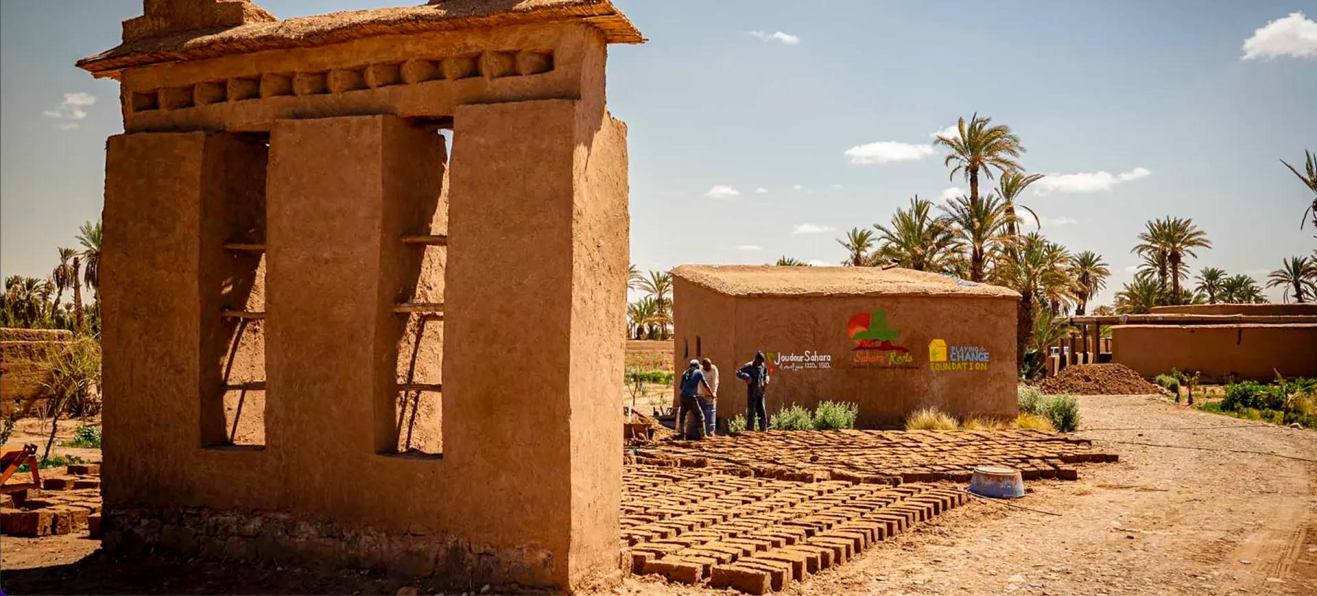 Briques de terre crue séchant au soleil, technique de construction traditionnelle du Sud marocain