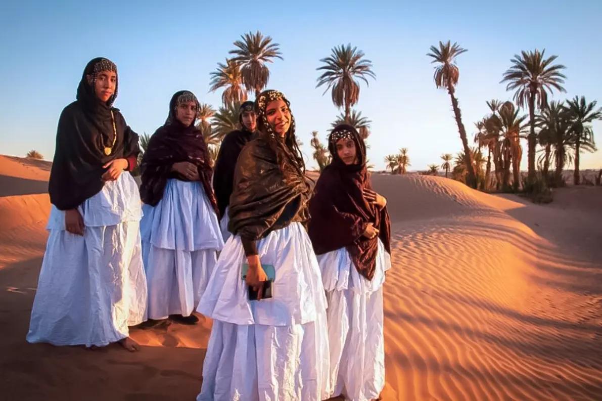 Jeunes filles en habits traditionnels sur les dunes de M'Hamid