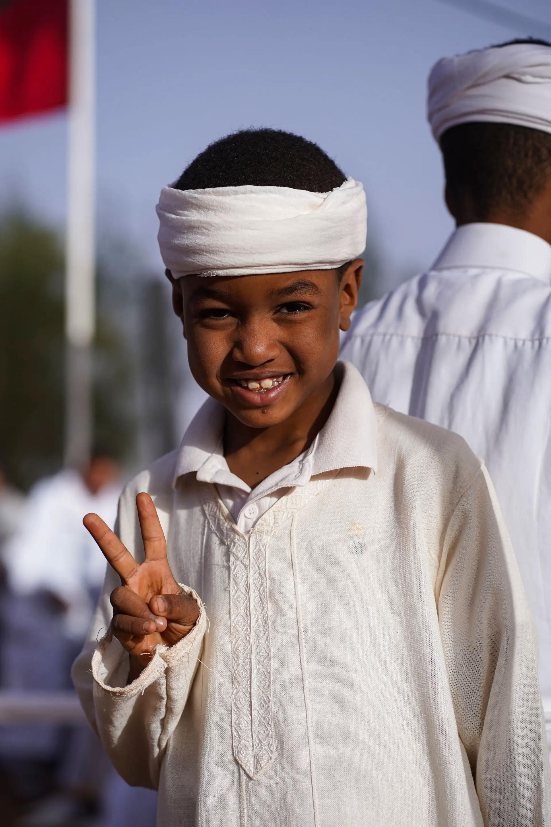 Jeune spectateur souriant lors du Festival Zamane
