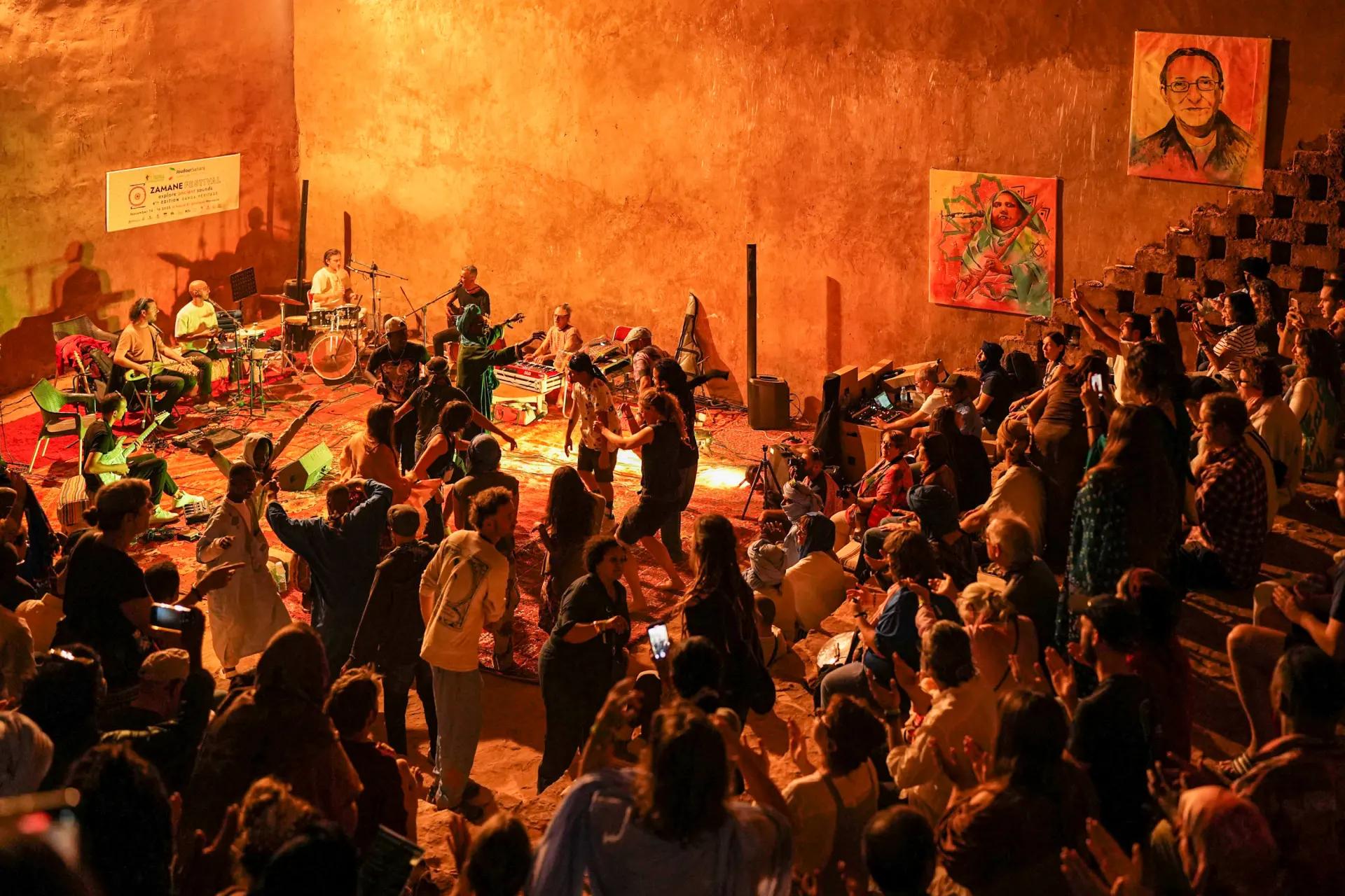 Public rassemblé pour un concert du Festival Zamane